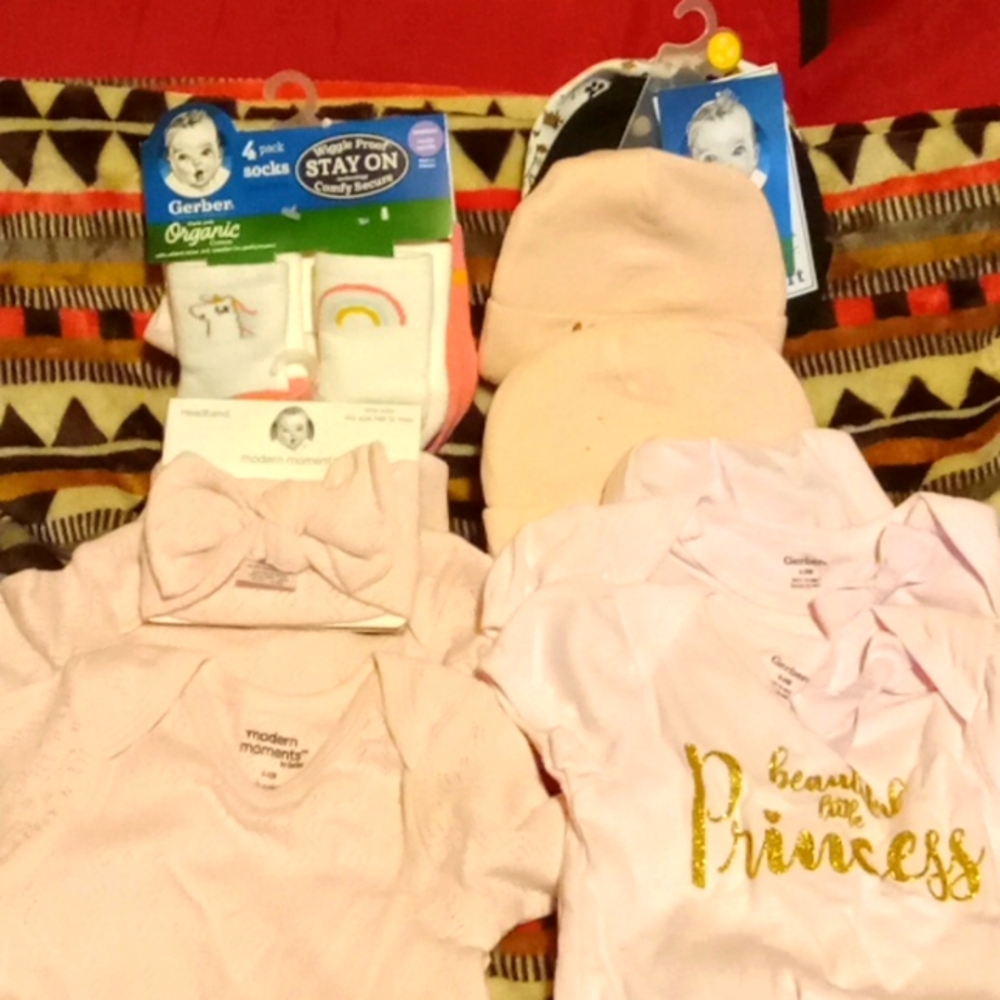 4 tee shirts 3 to 6 months 2 them other 2 6to 9 months 2sets hats size Medium  6